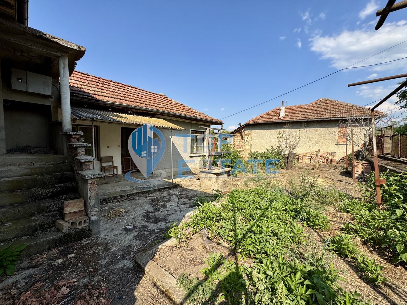 Тухлена къща с кладенец в село Добри дял, област Велико Търново - 0