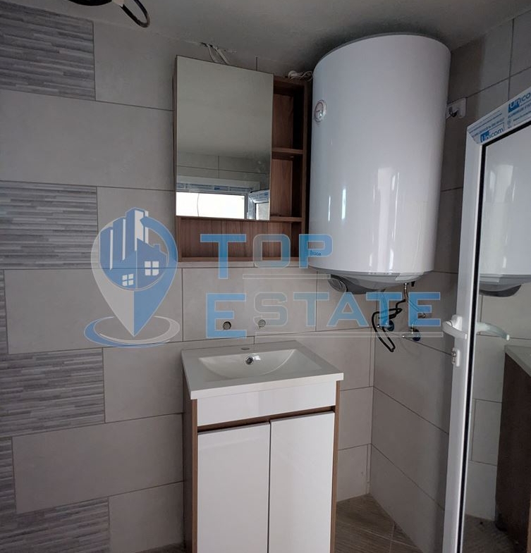 Двуетажна тухлена къща с кладенец в село Поликраище, област Велико Търново - 0