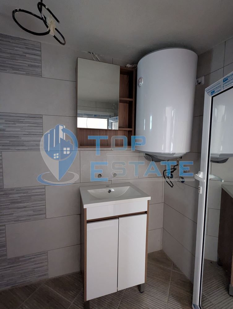 Двуетажна тухлена къща с кладенец в село Поликраище, област Велико Търново - 0