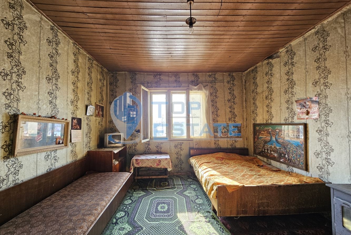 Голяма едноетажна тухлена къща с гараж в село Страхилово - 0