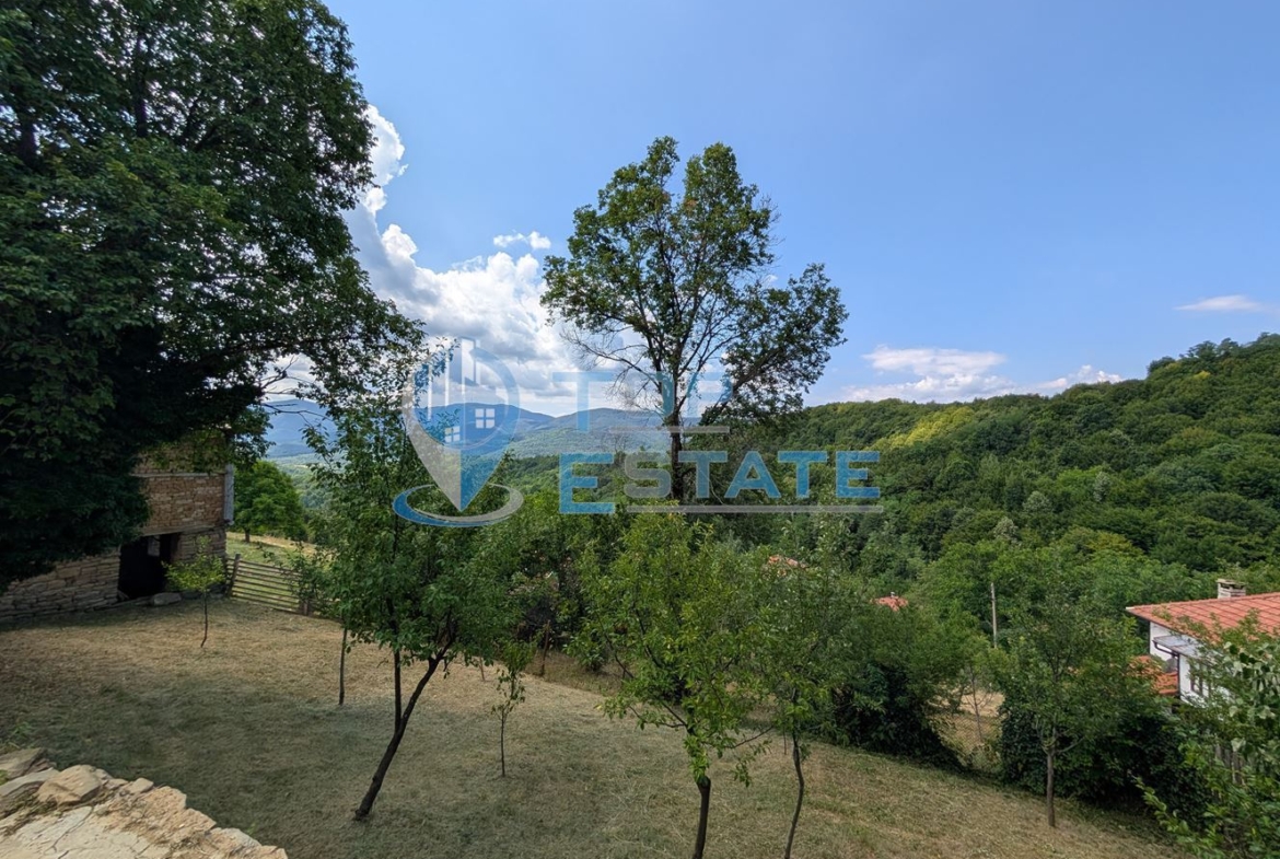 Двуетажна къща с уникална панорамна гледка в Тревненския балкан - 0