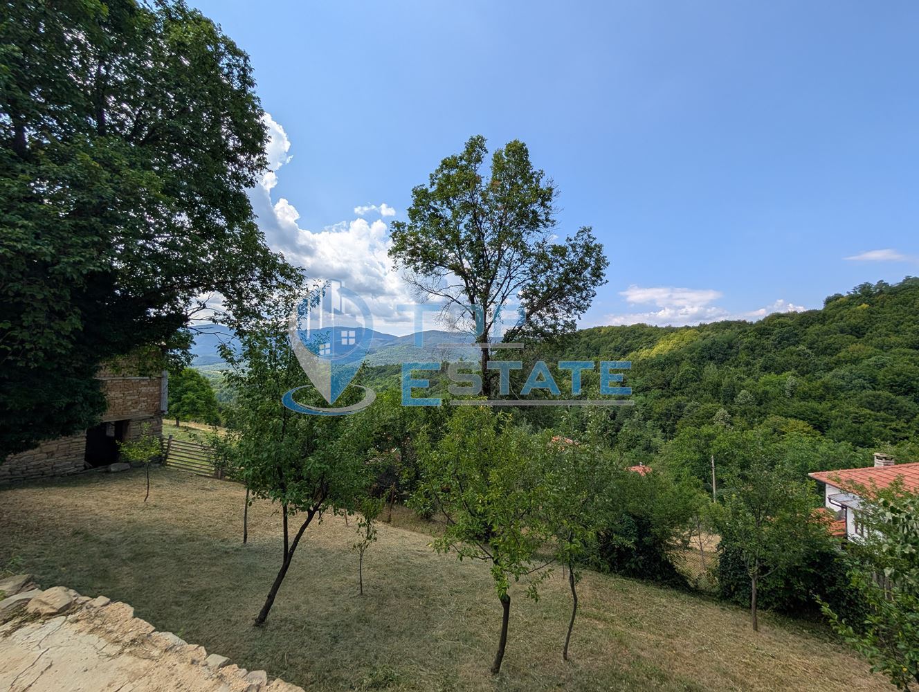 Двуетажна къща с уникална панорамна гледка в Тревненския балкан - 0