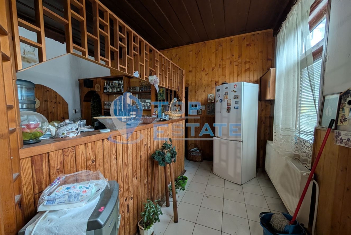 Двуетажна автентична къща с голям двор в село Лесичарка - 0