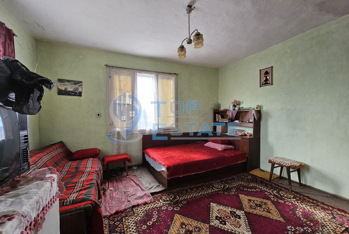 Тухлена къща с вътрешна тоалетна и голям двор в село Драгомирово, община Свищов - 0