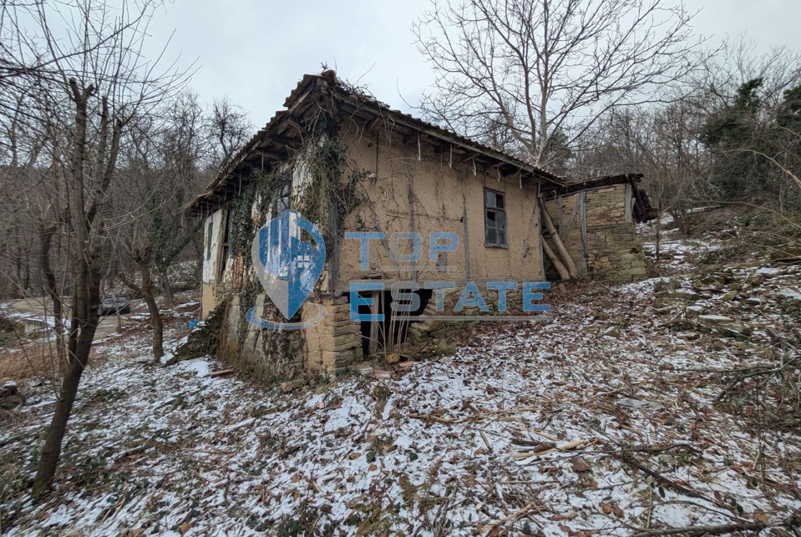 Парцел със стара къща в близост до град Трявна - 0