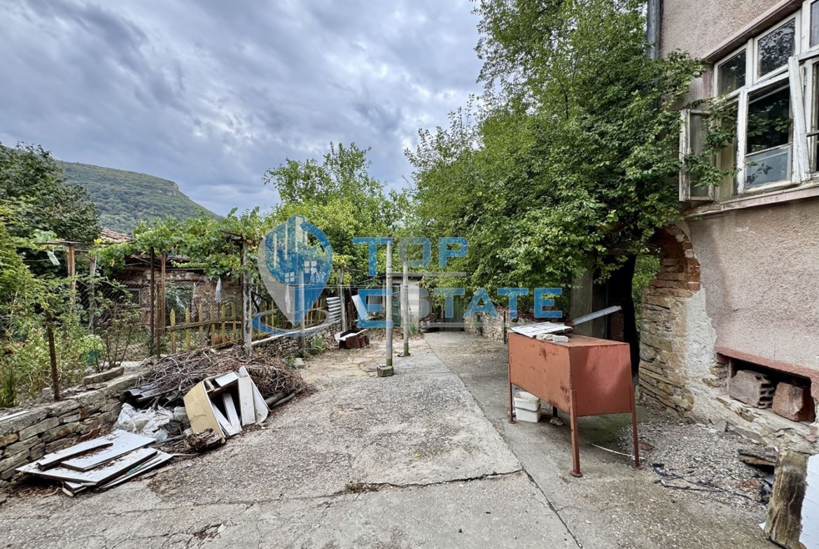 Голяма двуетажна тухлена къща в село Янтра, област Габрово. - 0