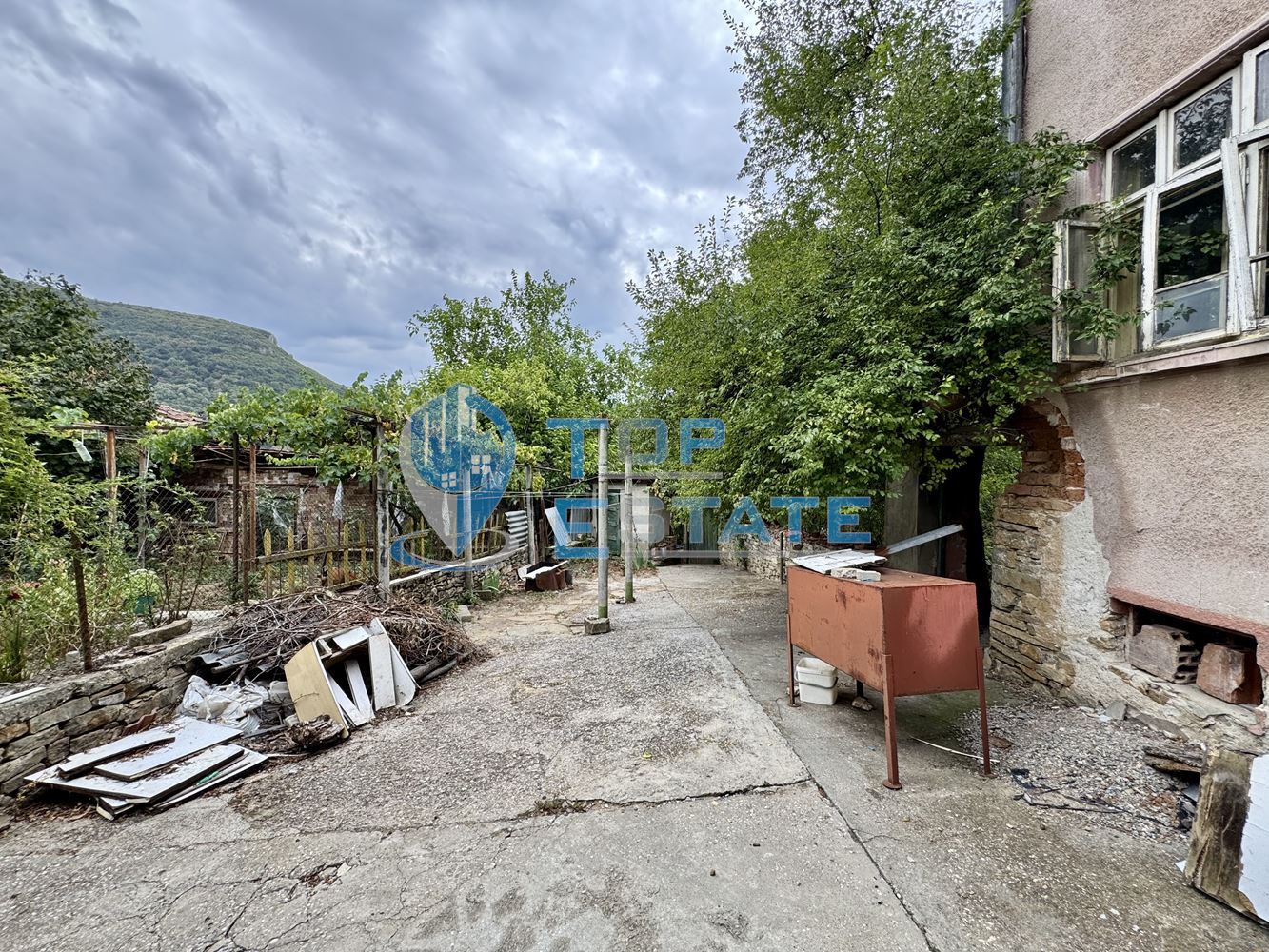 Голяма двуетажна тухлена къща в село Янтра, област Габрово. - 0