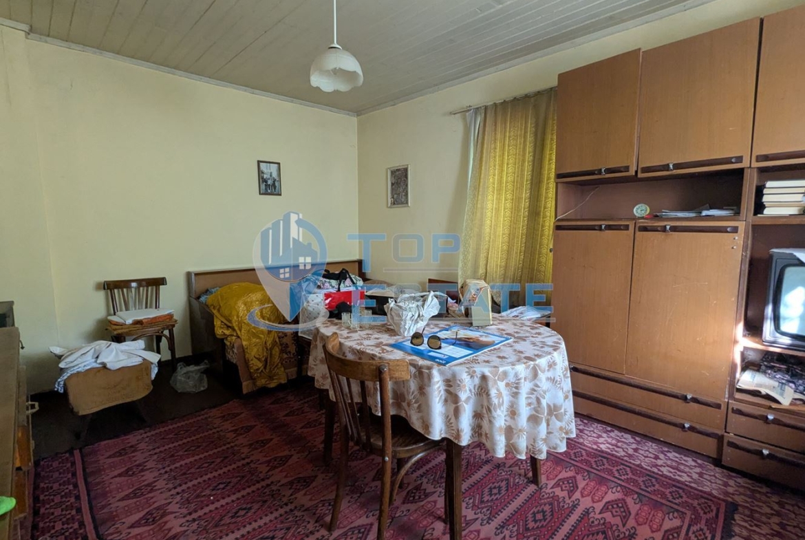 Двуетажна тухлена къща с кладенец в село Поликраище, област Велико Търново - 0