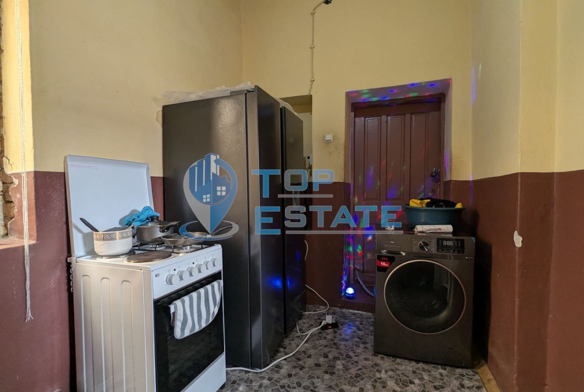 Тухлена къща с голям двор и кладенец в село Караисен, община Павликени, област Велико Търново - 0