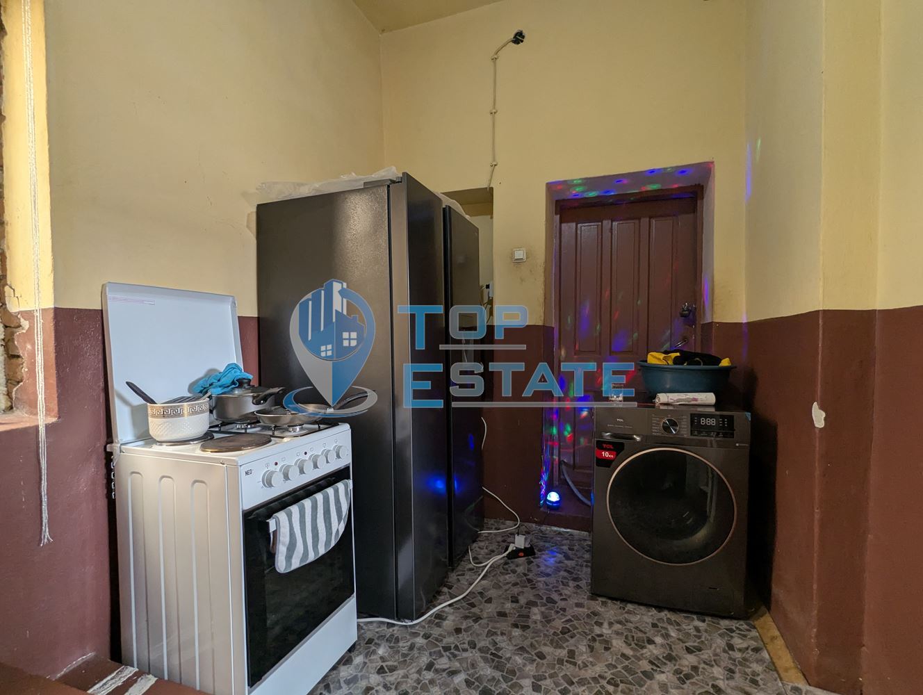 Тухлена къща с голям двор и кладенец в село Караисен, община Павликени, област Велико Търново - 0