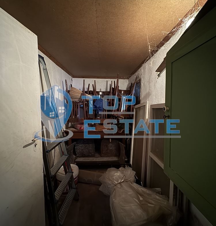 Двуетажна тухлена къща с гараж в с. Константин, област Велико Търново - 0