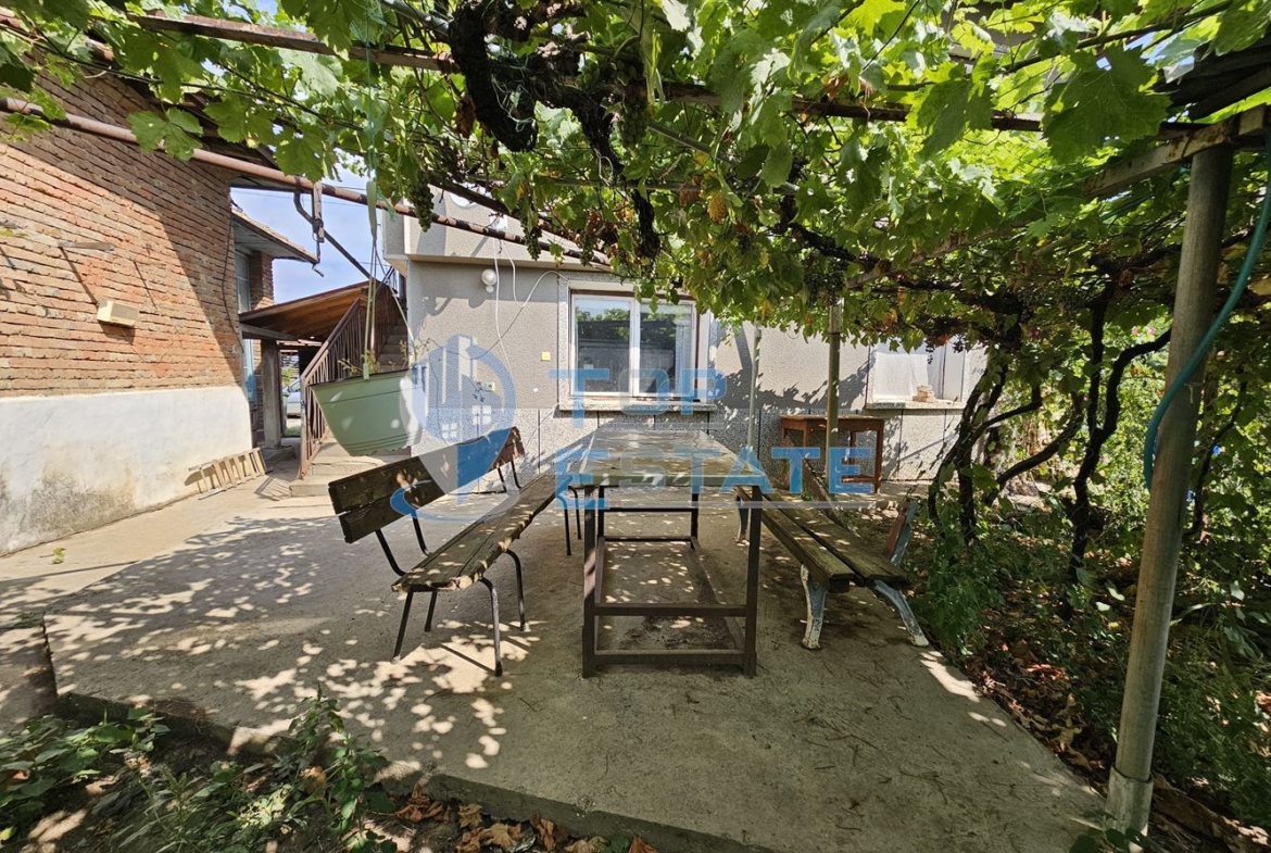 Монолитна двуетажна къща с втора къща в един двор в село Ново Градище, област Велико Търново - 0