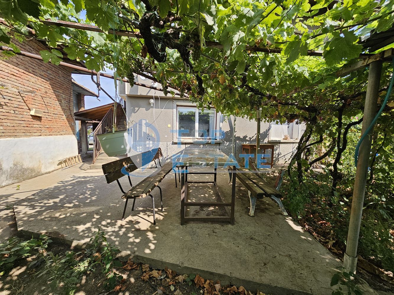 Монолитна двуетажна къща с втора къща в един двор в село Ново Градище, област Велико Търново - 0