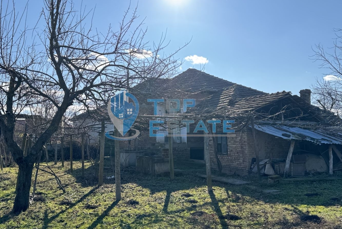 Тухлена къща с кладенец в с. Козаревец, област Велико Търново - 0