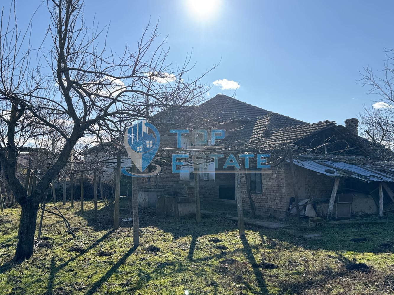 Тухлена къща с кладенец в с. Козаревец, област Велико Търново - 0