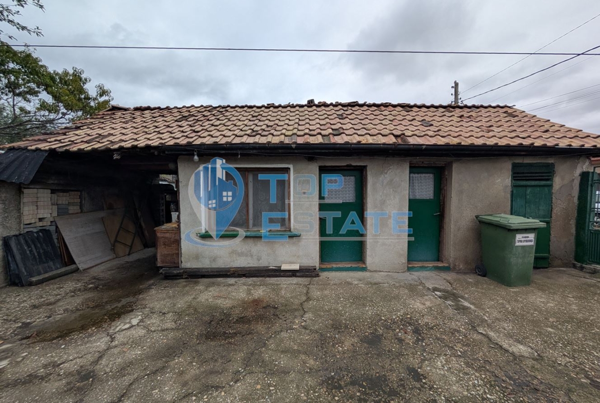 Едноетажна къща с кладенец и гараж в квартал Калтинец, град Горна Оряховица - 0