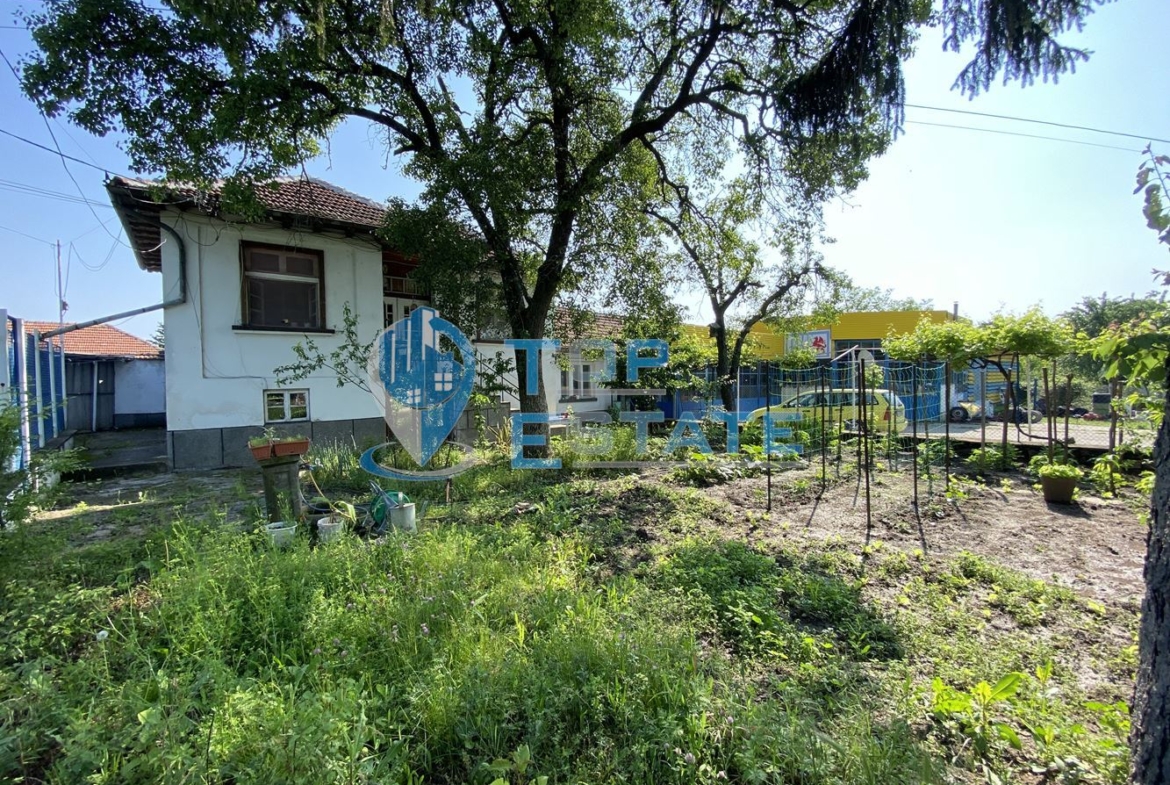 Двуетажна тухлена къща и автосервиз в с. Самоводене, област Велико Търново. - 0