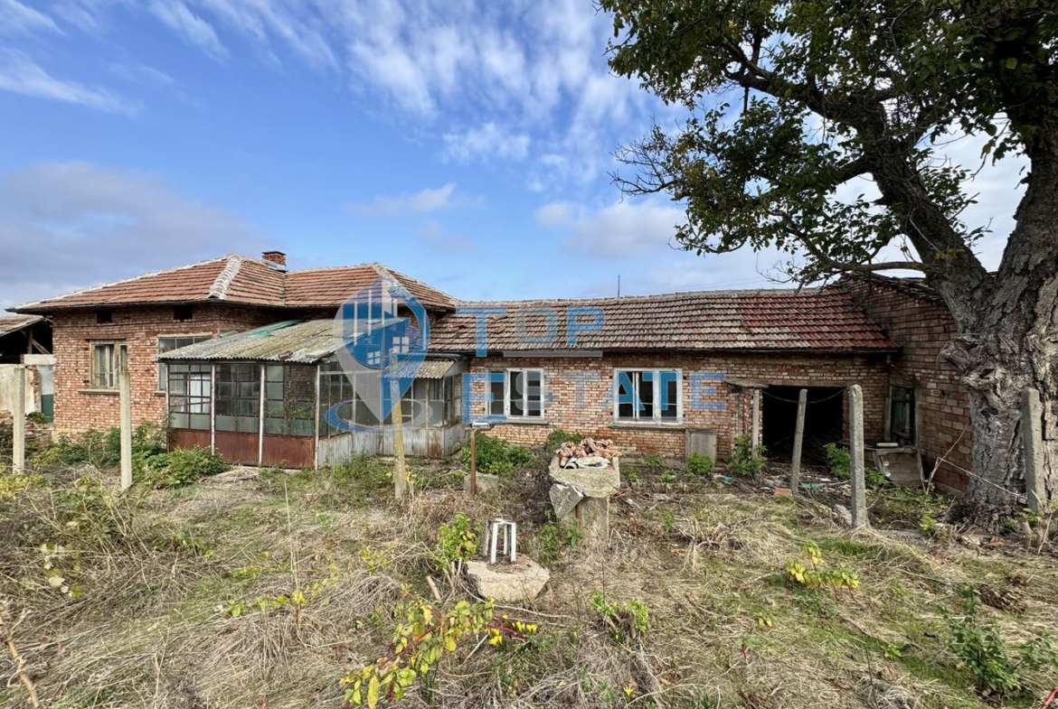 Тухлена къща с голям двор в село Недан, област Велико Търново - 0