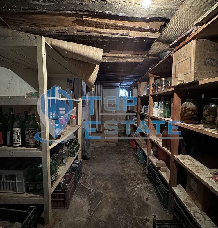 Двуетажна тухлена къща с гараж в с. Константин, област Велико Търново - 0