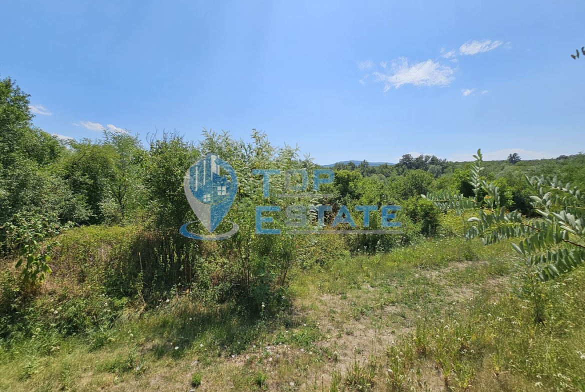 Голям панорамен парцел с къща на груб строеж със завършен покрив в село Славейково, област Габрово - 0