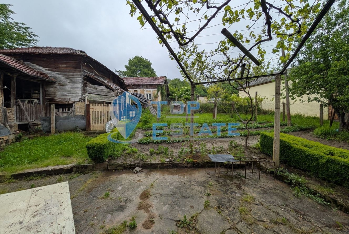 Двуетажна тухлена къща в близост до град Плачковци - 0