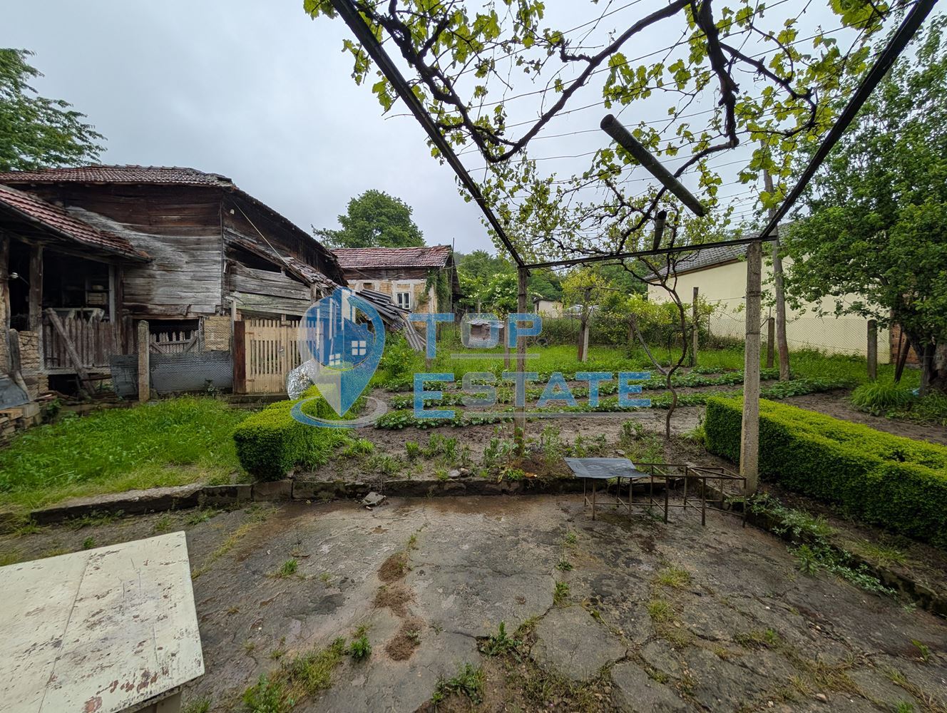 Двуетажна тухлена къща в близост до град Плачковци - 0