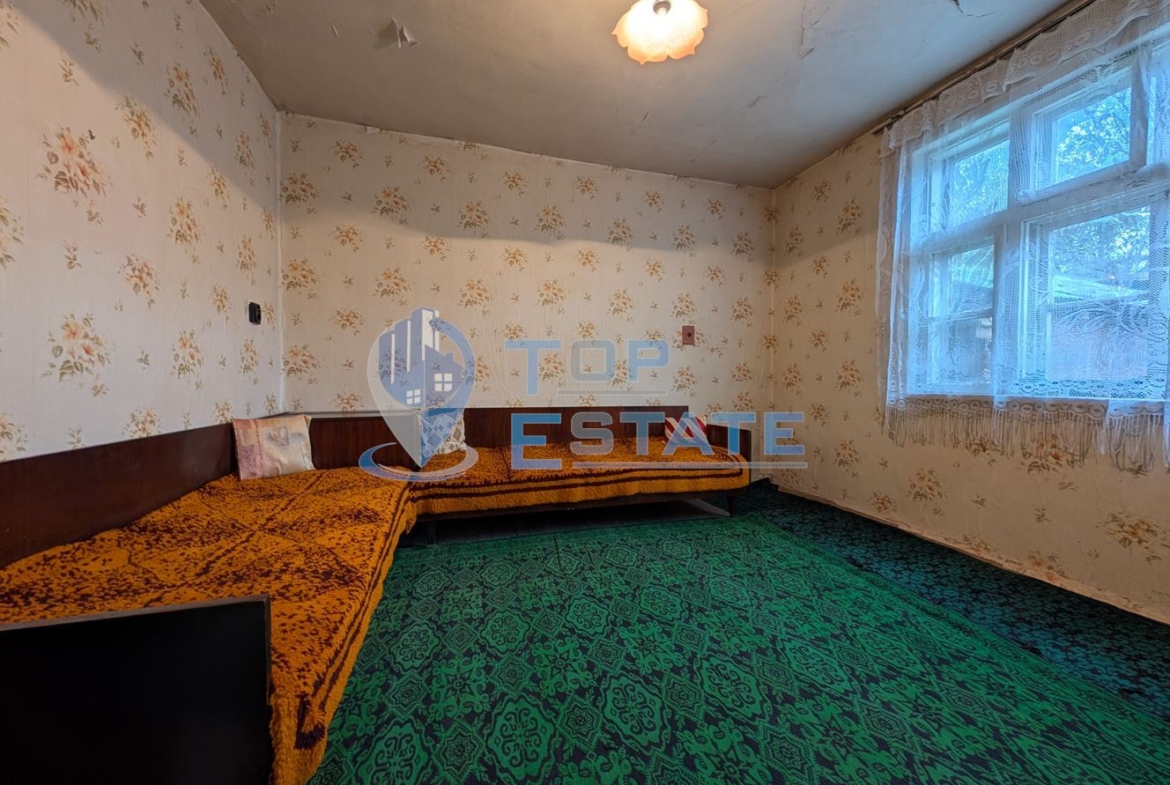 Едноетажна къща с кладенец и гараж в квартал Калтинец, град Горна Оряховица - 0