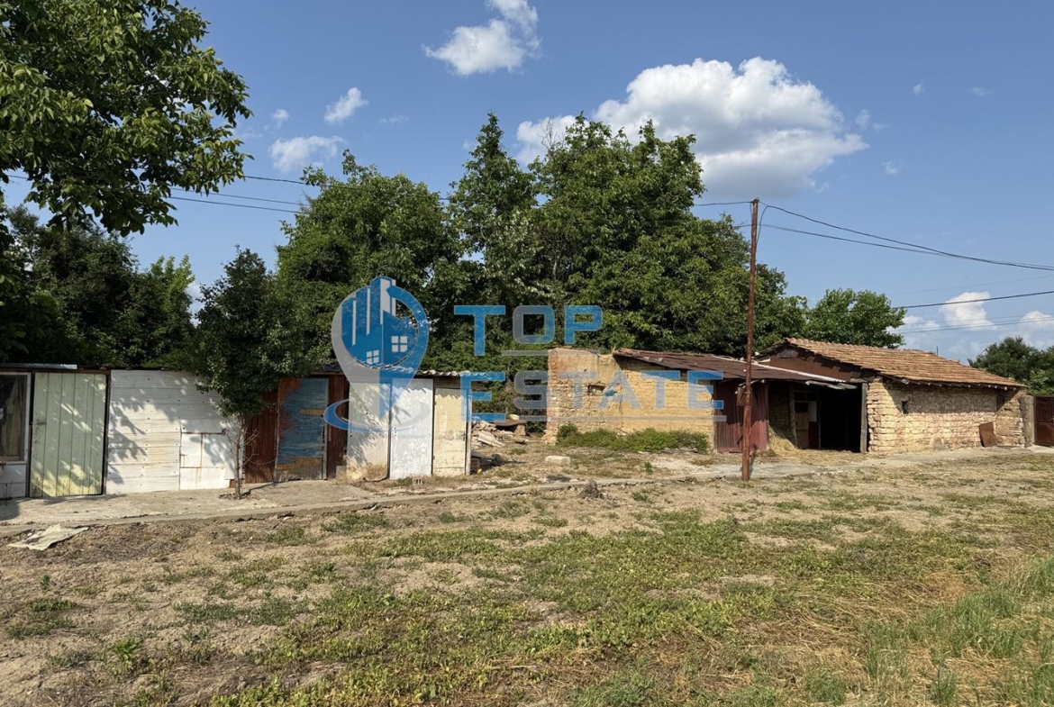 Тухлена къща с кладенец и стопански постройки в село Драганово, област Велико Търново - 0