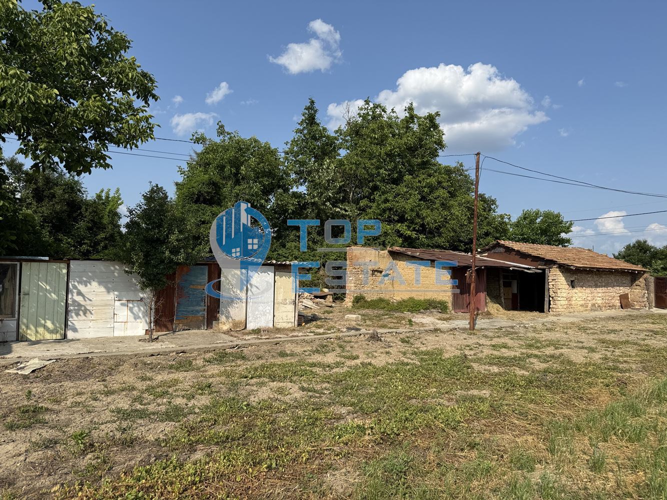 Тухлена къща с кладенец и стопански постройки в село Драганово, област Велико Търново - 0