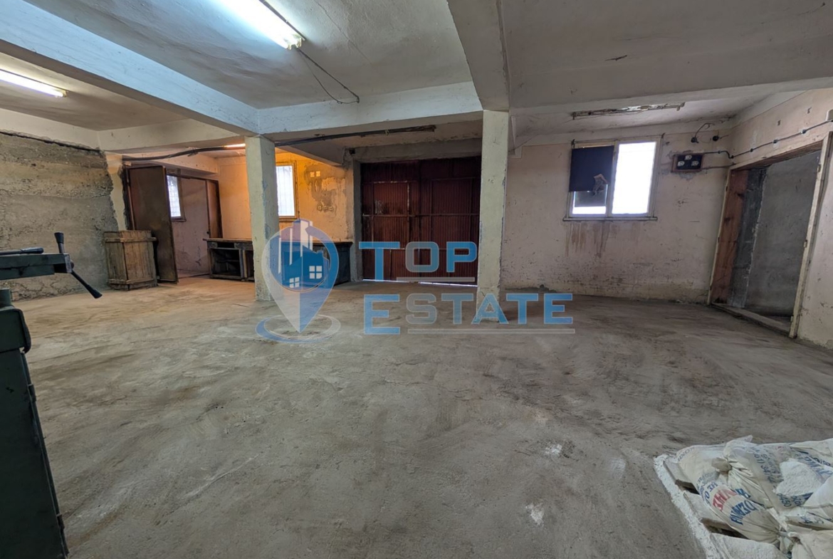 Търговска сграда в центъра на село Самоводене - 0