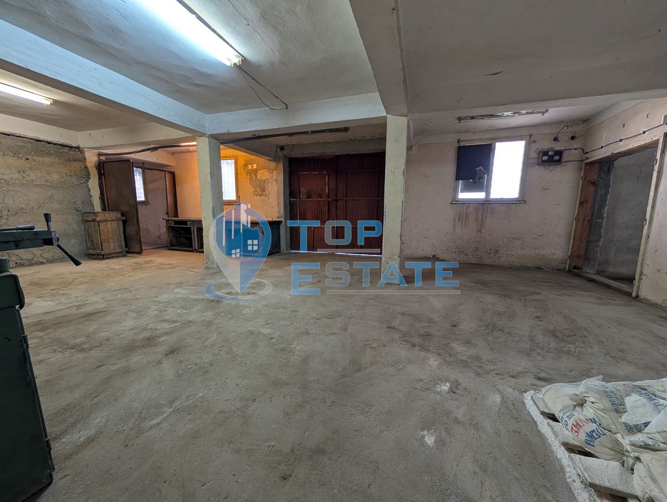 Търговска сграда в центъра на село Самоводене - 0