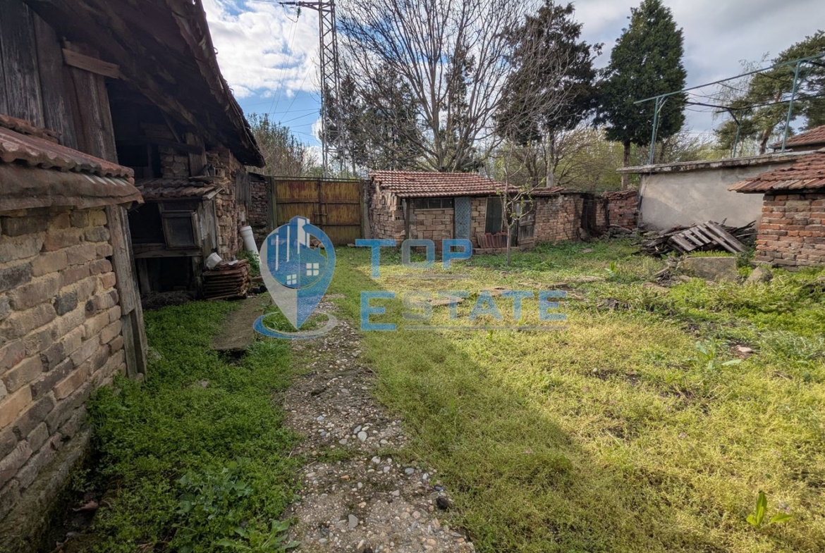 Просторна едноетажна тухлена къща в квартал Калтинец, град Горна Оряховица, област Велико Търново - 0