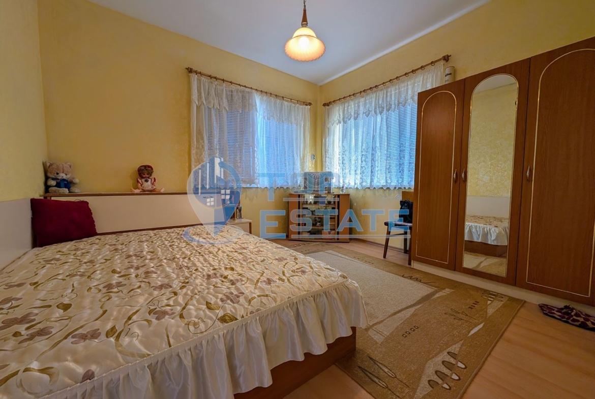 Едноетажна къща с множество стопански постройки и голям двор в село Хаджидимитрово - 0