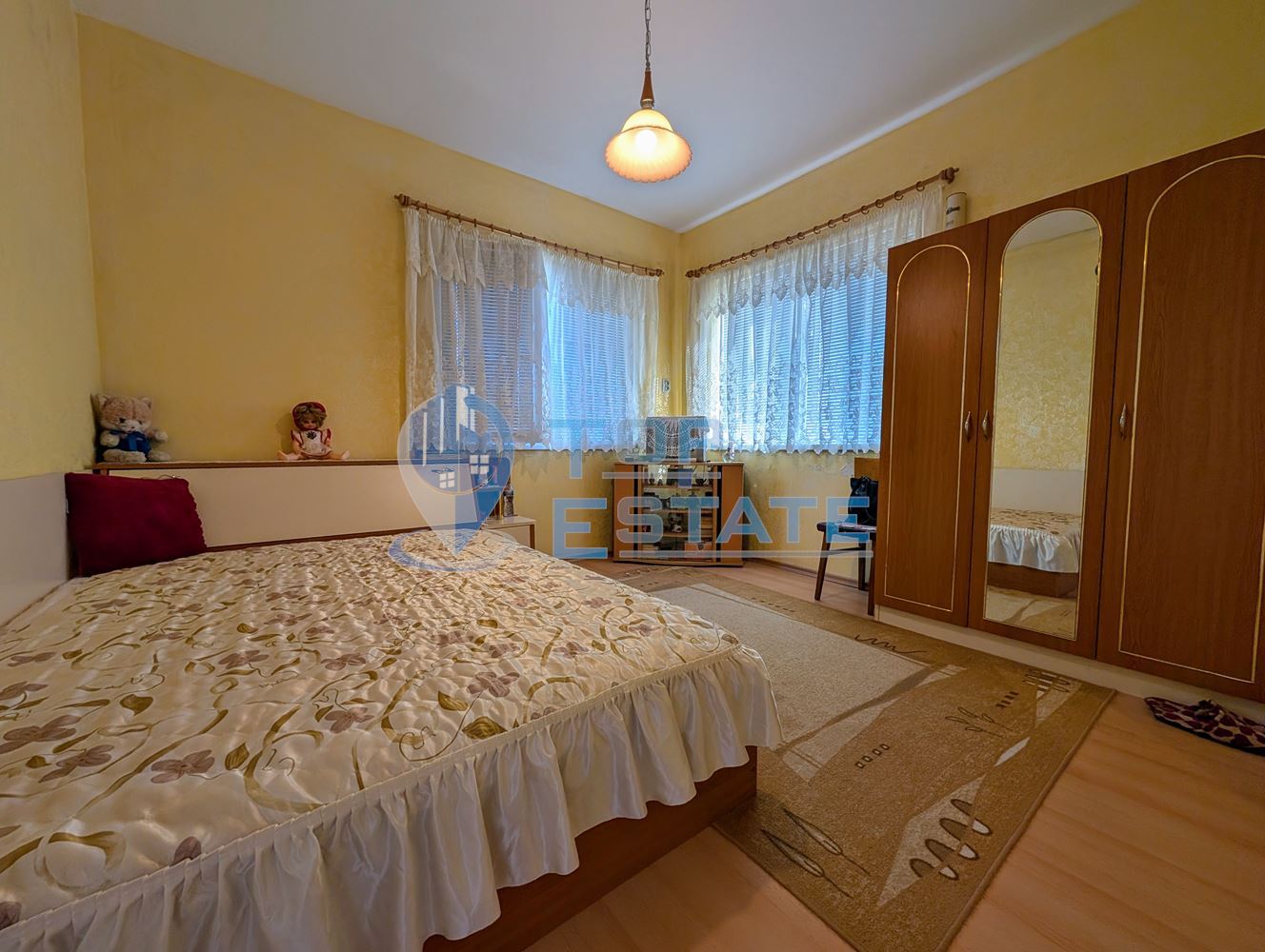 Едноетажна къща с множество стопански постройки и голям двор в село Хаджидимитрово - 0