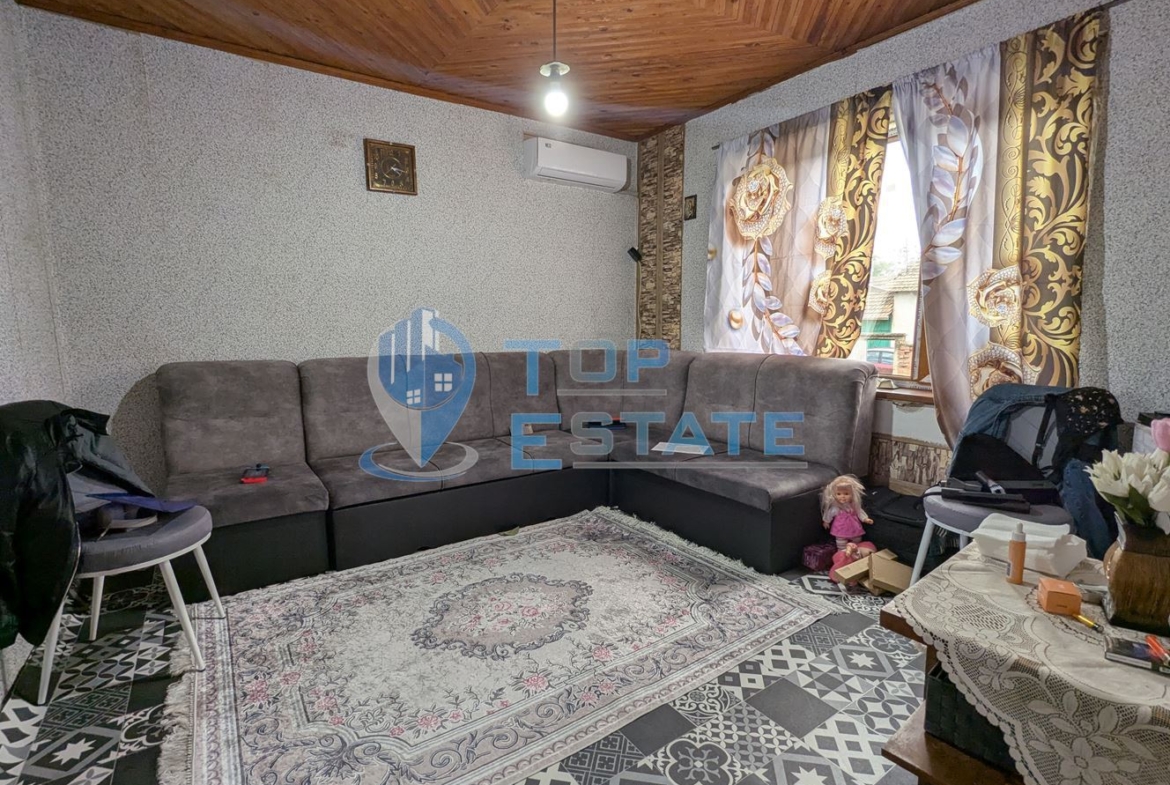 Тухлена къща с голям двор и кладенец в село Караисен, община Павликени, област Велико Търново - 0