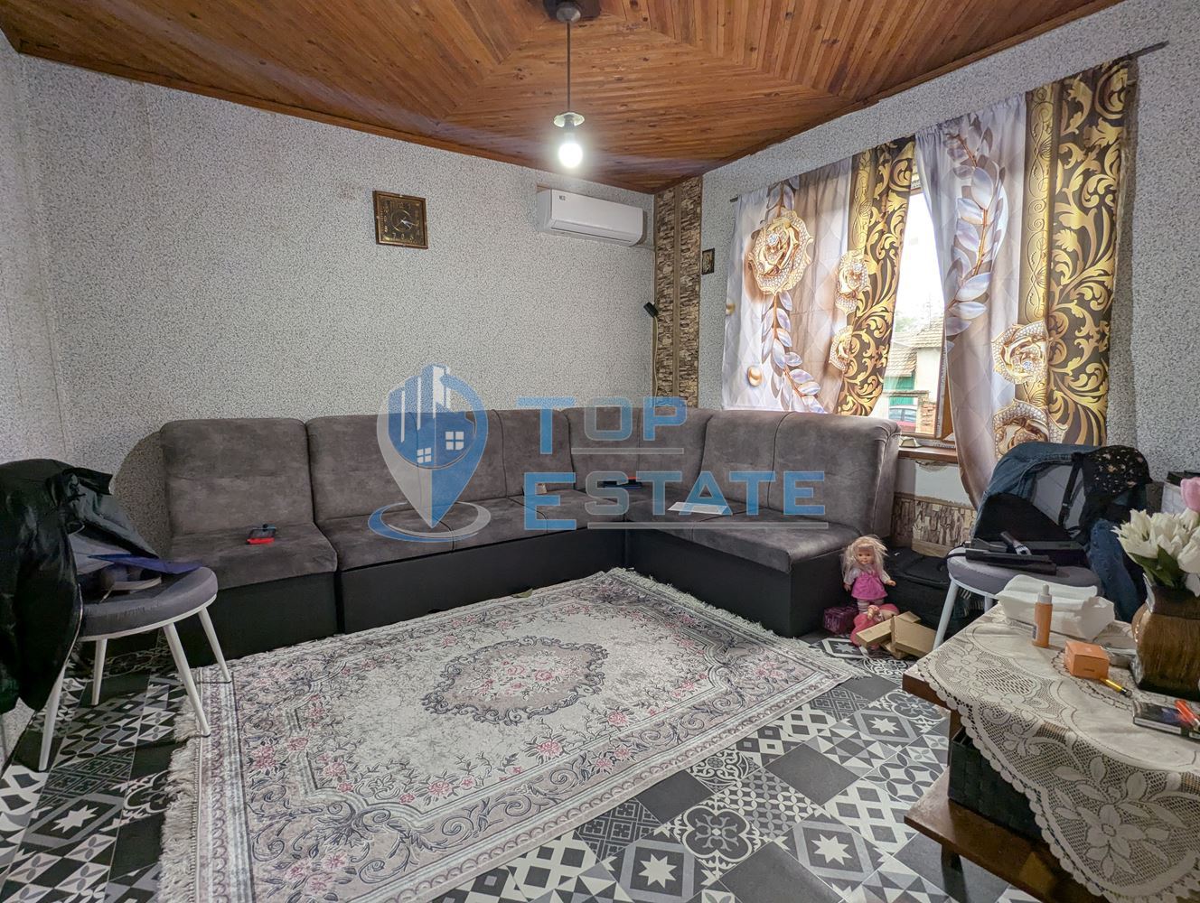 Тухлена къща с голям двор и кладенец в село Караисен, община Павликени, област Велико Търново - 0