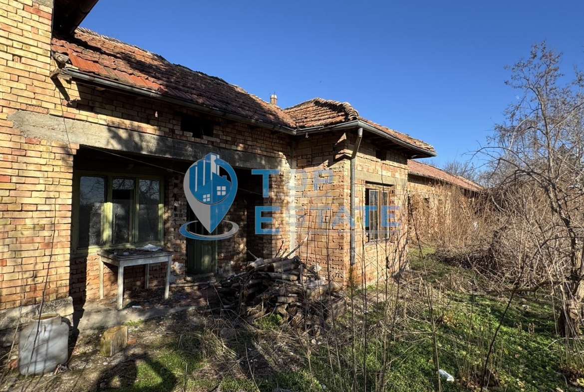 Здрава тухлена къща с голям двор в с. Масларево, област Велико Търново. - 0