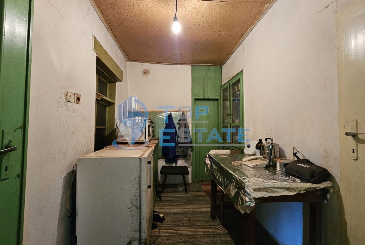 Масивна двуетажна къща с голям двор и гараж в село Караисен - 0