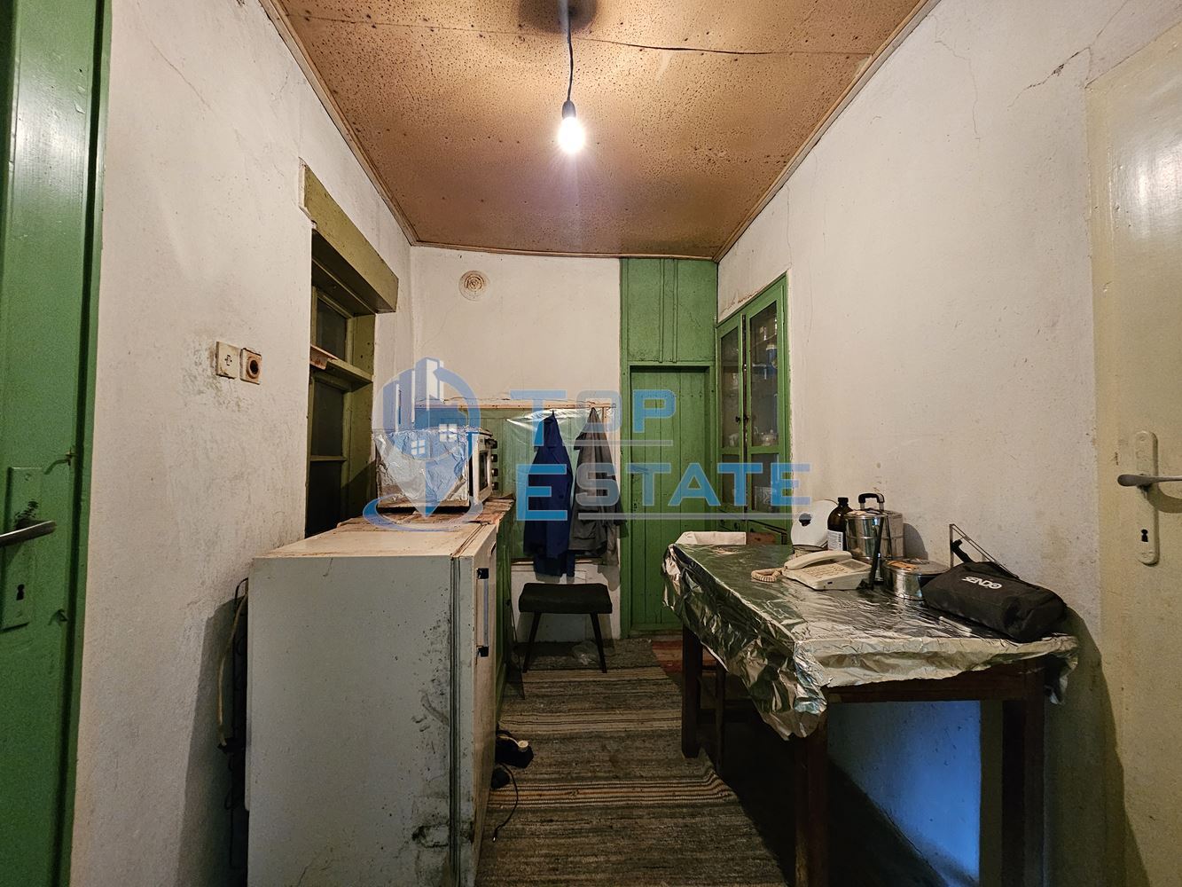 Масивна двуетажна къща с голям двор и гараж в село Караисен - 0