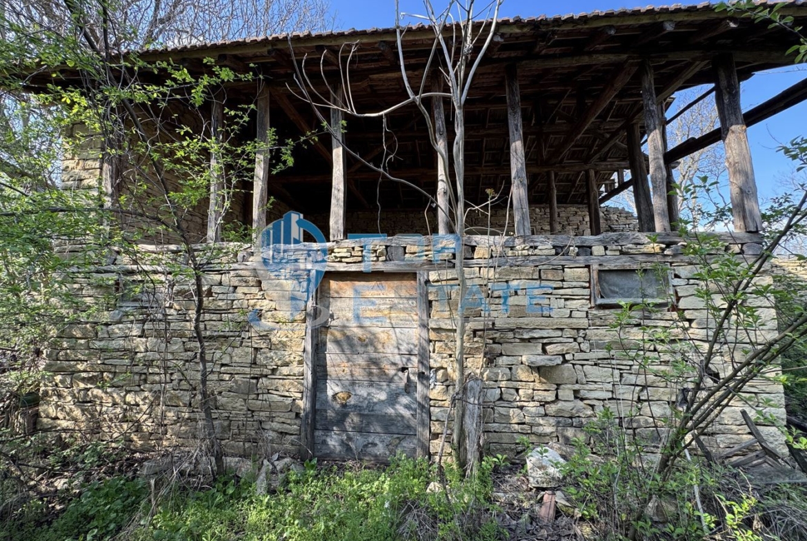 Двуетажна тухлена къща с голям двор в село Патреш, област Велико Търново - 0