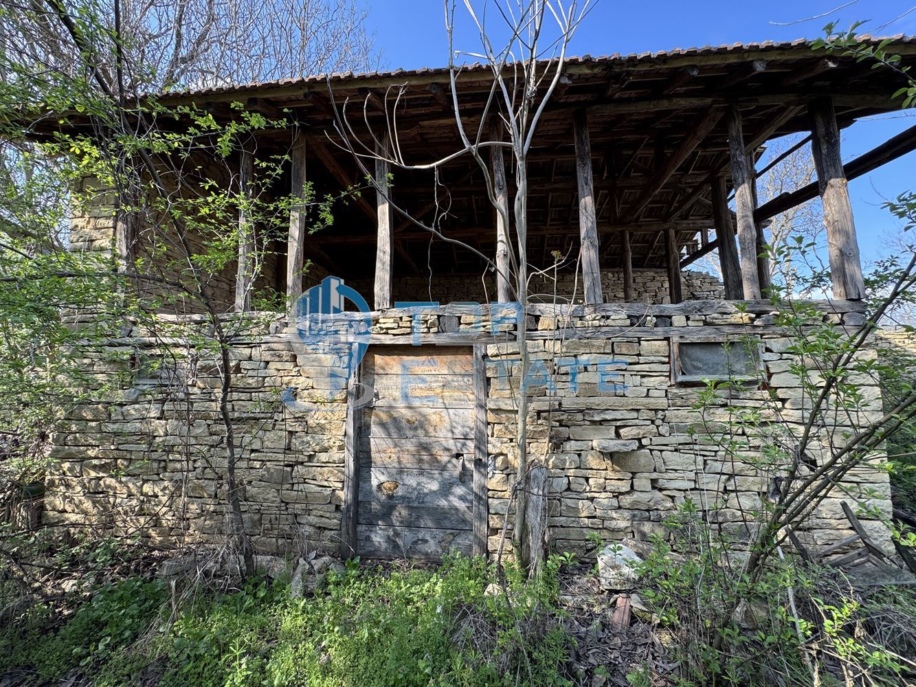 Двуетажна тухлена къща с голям двор в село Патреш, област Велико Търново - 0