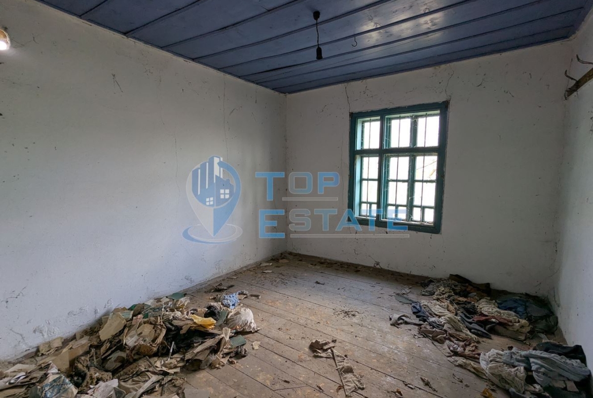 Къща с голям двор и кладенец в село Благоево, област Велико Търново - 0