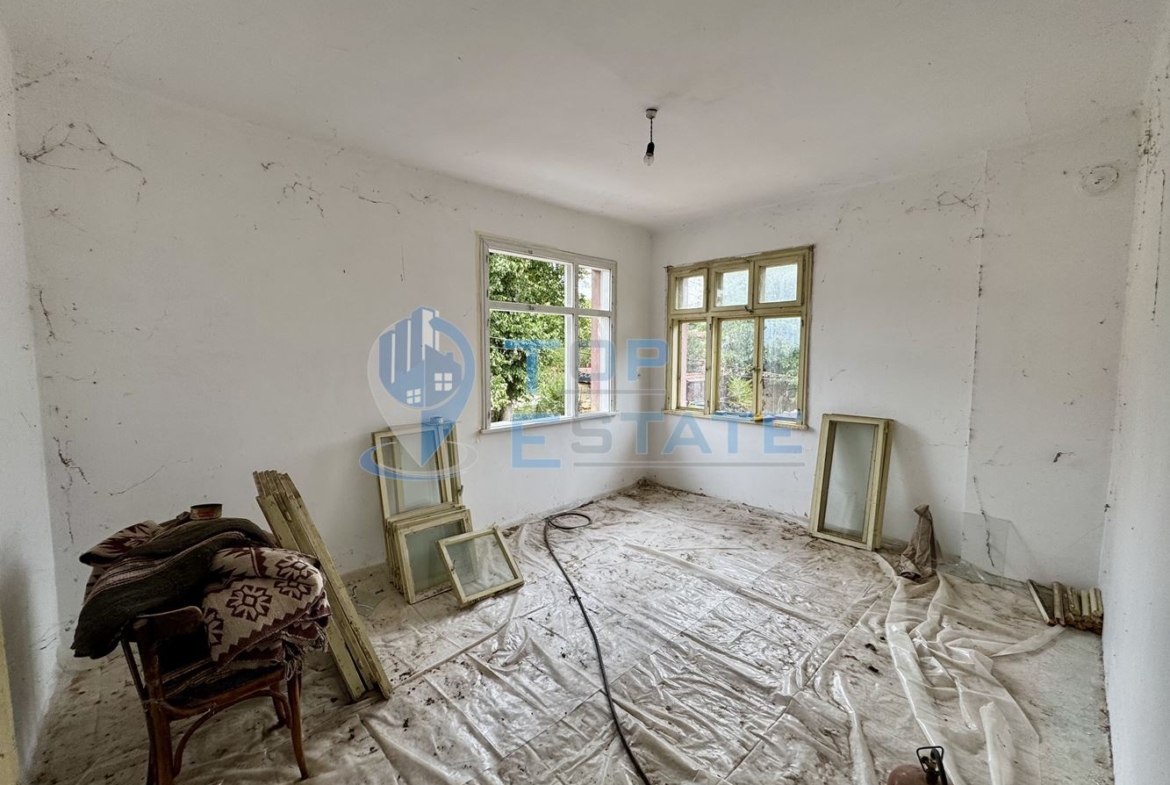 Голяма двуетажна тухлена къща в село Янтра, област Габрово. - 0