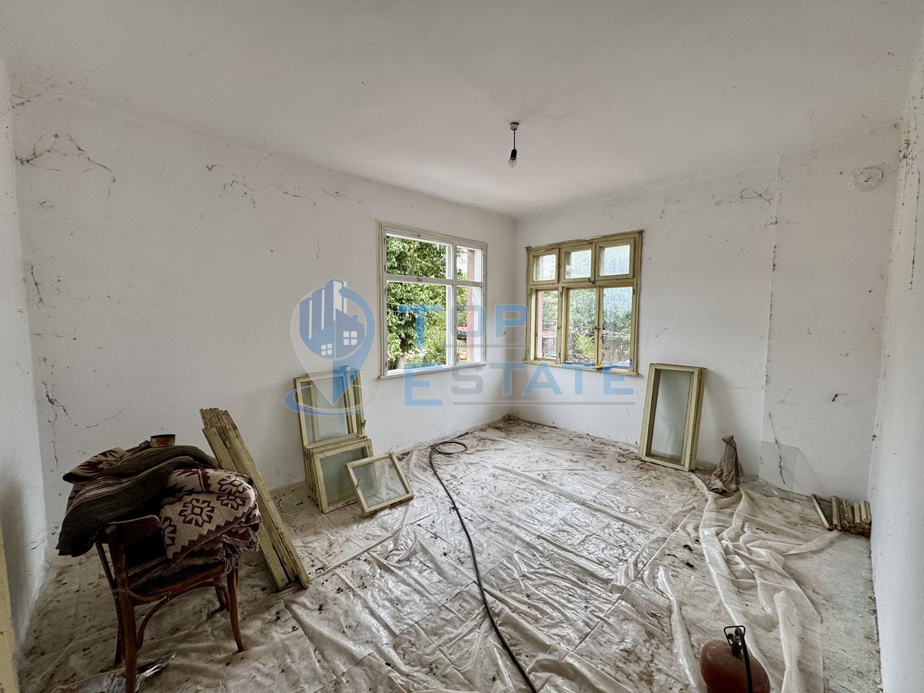 Голяма двуетажна тухлена къща в село Янтра, област Габрово. - 0