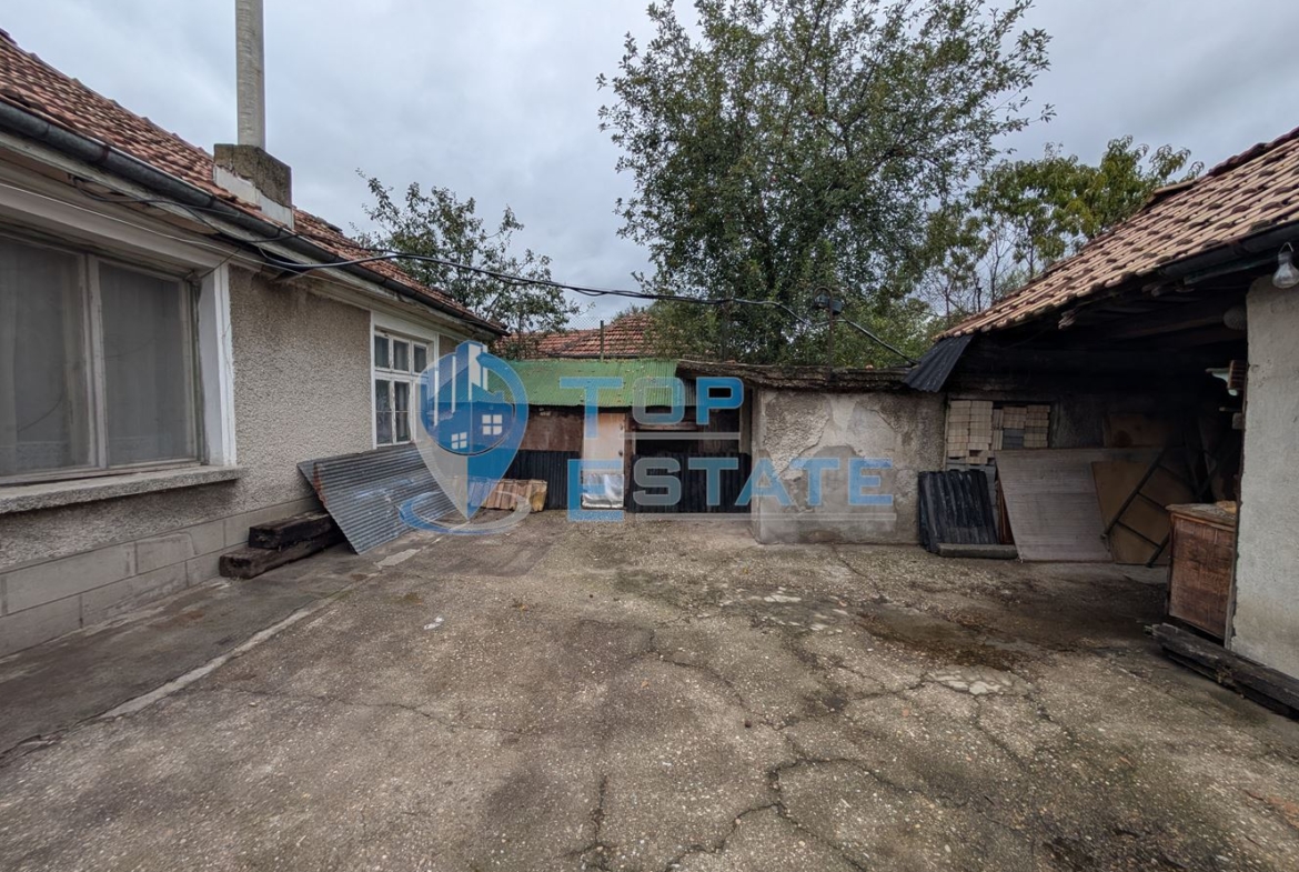 Едноетажна къща с кладенец и гараж в квартал Калтинец, град Горна Оряховица - 0