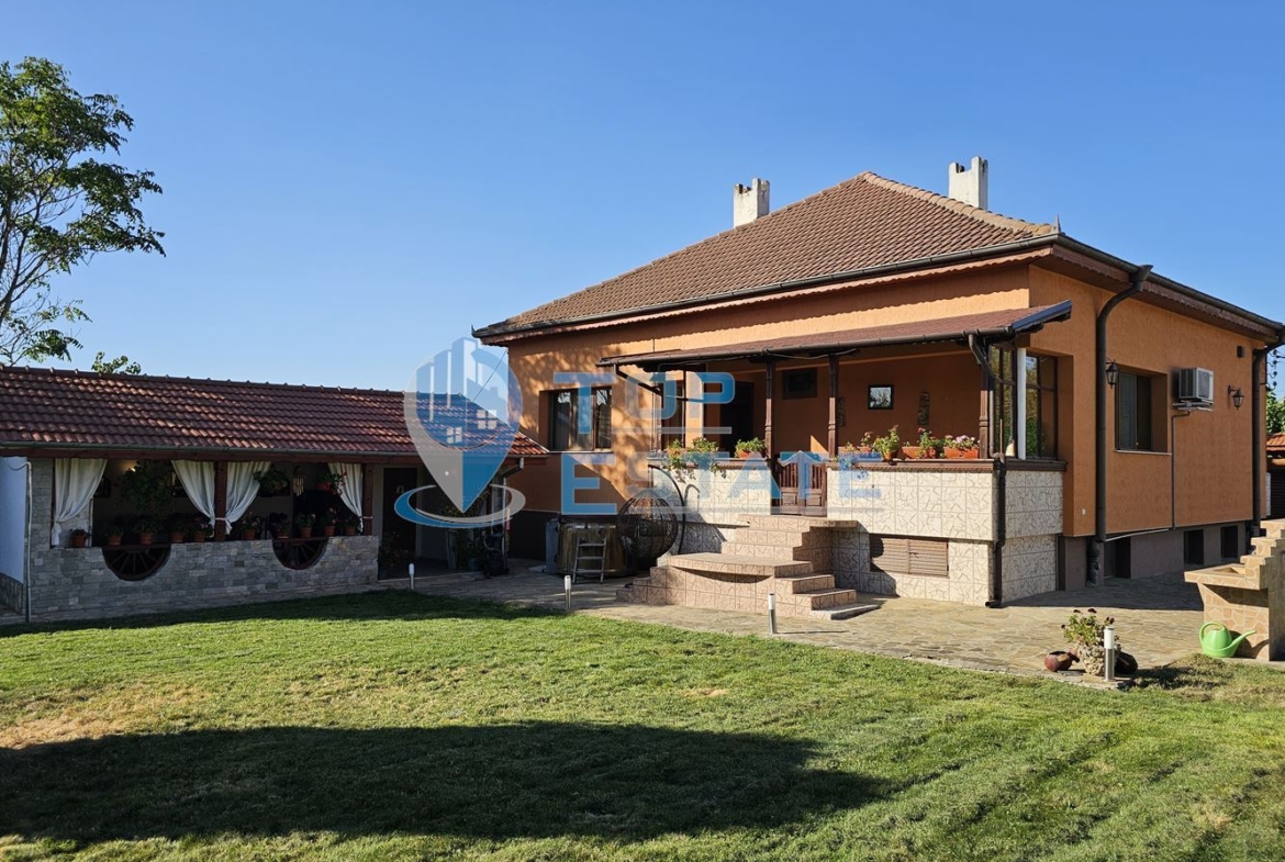 Обзаведена къща с три спални, барбекю, двор и гараж в село Поликраище, област Велико Търново - 0