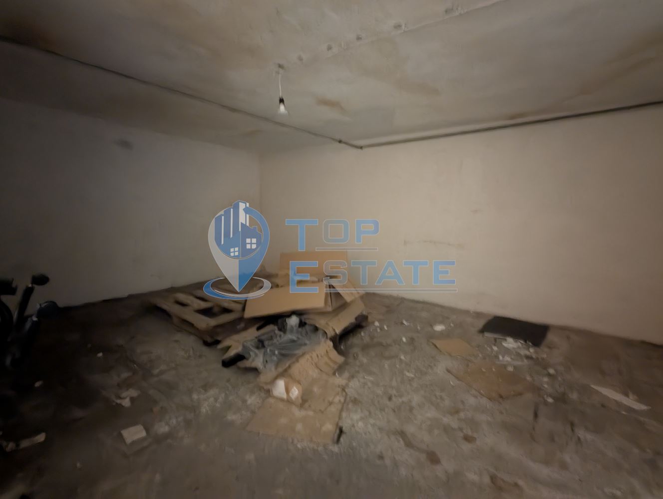 Търговско помещение на центъра на село Първомайци, област Велико Търново - 0