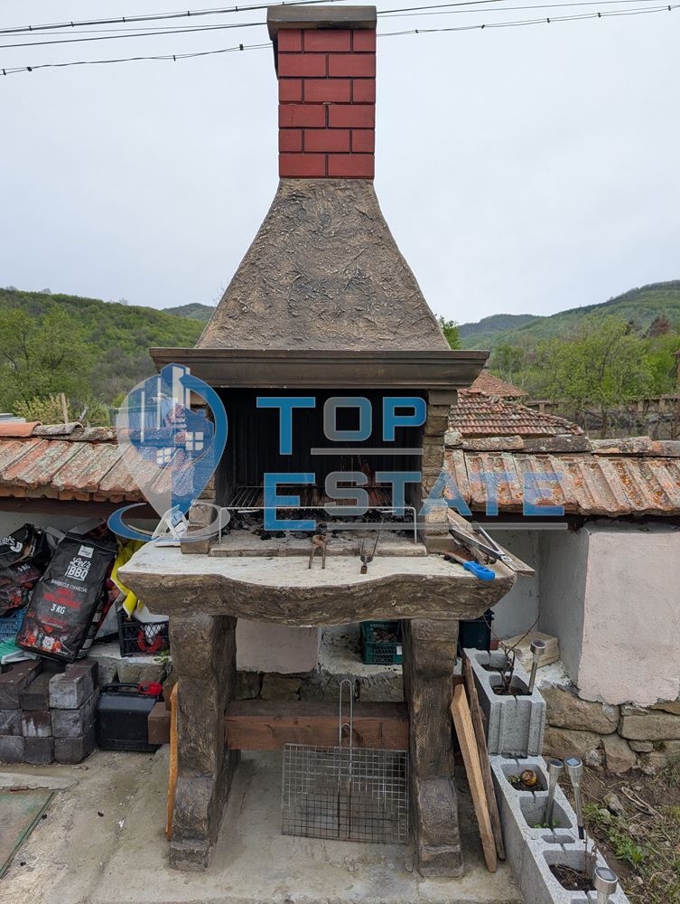 Едноетажна реновирана къща с голям двор в село Сливовица - 0