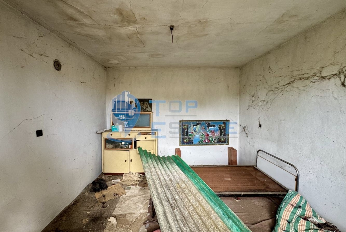 Тухлена къща с голям двор в село Недан, област Велико Търново - 0