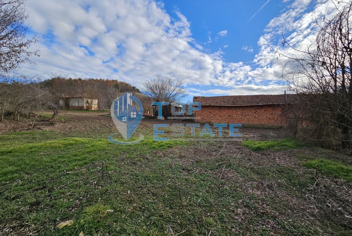 Тухлена къща с вътрешна тоалетна и голям двор в село Драгомирово, община Свищов - 0